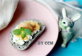 营养早餐鹌鹑蛋鱼松沙拉黑芝麻馒头片的做法步骤8