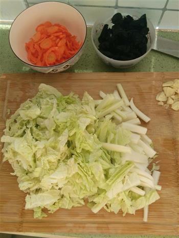 木耳白菜炒胡萝卜的做法步骤1