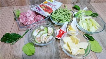 泰国丛林咖喱炒猪颈肉配时蔬的做法步骤4