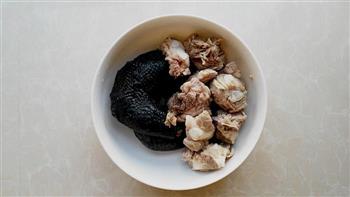 石斛松茸乌鸡汤-滋补而不燥的养生汤的做法图解1
