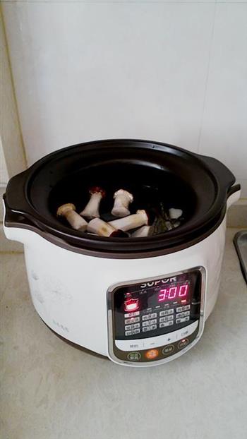 石斛松茸乌鸡汤-滋补而不燥的养生汤的做法步骤4
