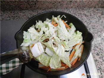 白菜肉丝炒米线的做法步骤12