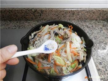 白菜肉丝炒米线的做法步骤15