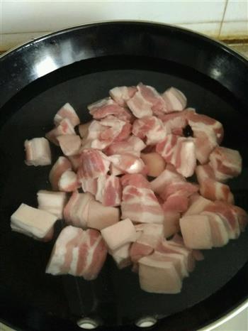 白菜猪肉炖粉条的做法步骤1