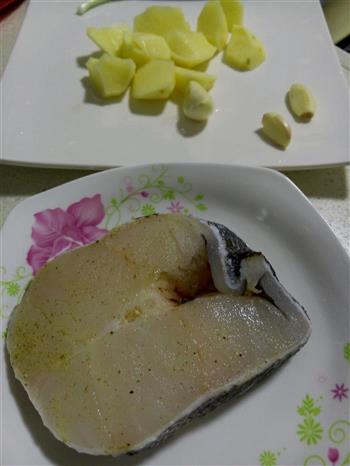 香煎鳕鱼配土豆的做法步骤1