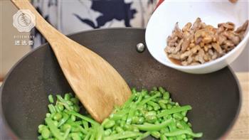 青椒毛豆炒肉丝-迷迭香的做法步骤7