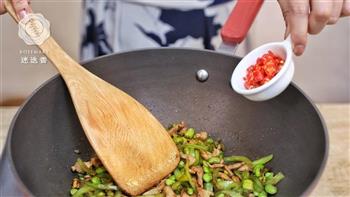 青椒毛豆炒肉丝-迷迭香的做法步骤8
