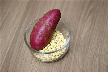 黄豆紫薯豆浆的做法图解1