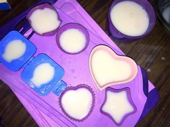 黛黛自制牛奶果冻小布丁的做法图解2