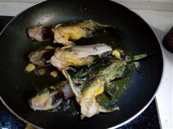 黄鸭叫鱼籽火锅的做法步骤4