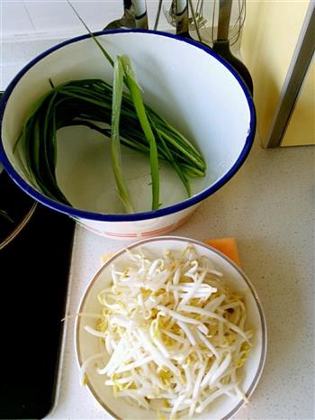 减肥利器 豆芽炒韭菜的做法步骤1