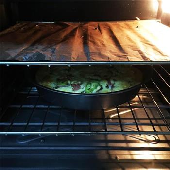 家庭版蔬菜培根披萨的做法步骤8