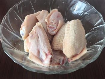 坤博砂锅干锅鸡翅的做法步骤1