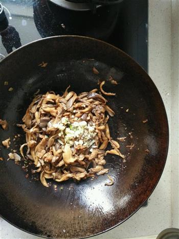 蘑菇炒肉的做法步骤9