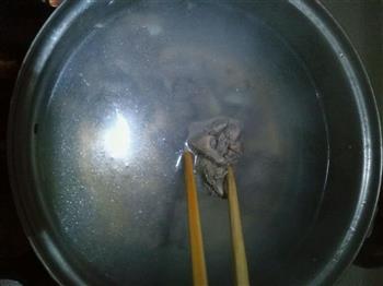 板栗红萝卜牛骨汤的做法图解1