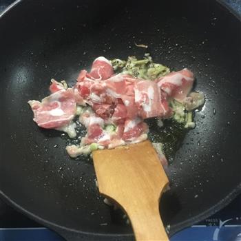 木耳藕片炒肉的做法步骤4