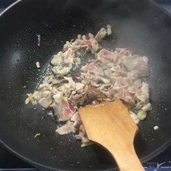 木耳藕片炒肉的做法步骤5
