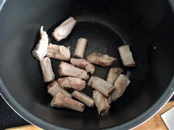 胡萝卜香菇排骨焖饭的做法图解2