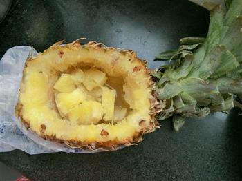 菠萝海鲜炒饭的做法步骤1