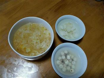 红枣银耳莲子汤的做法步骤1