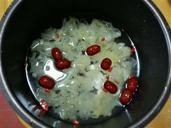 红枣银耳莲子汤的做法步骤4