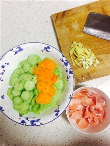 黄瓜炒肉片的做法步骤1