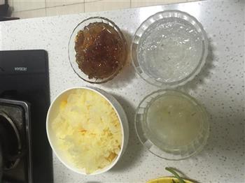 桃胶、皂角米、雪燕、银耳红枣羹的做法步骤3