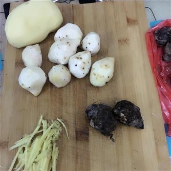 芋艿土豆蒸排骨的做法步骤1