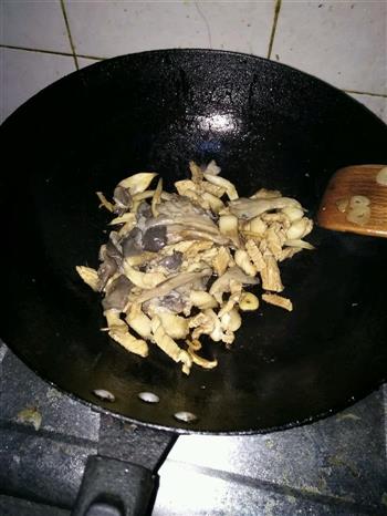 蘑菇炒肉的做法步骤5