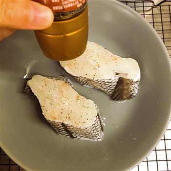 高颜值却简单易做的香煎鳕鱼的做法步骤3
