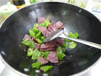 青椒炒酱牛肉的做法步骤8