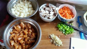 土豆香菇焖鸡饭的做法图解1