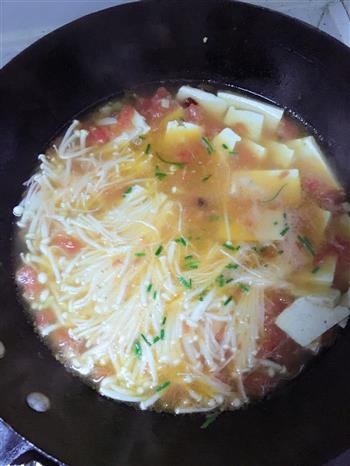 金针菇番茄豆腐汤的做法步骤1