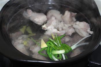 热腾腾的萝卜炖羊肉汤的做法步骤4