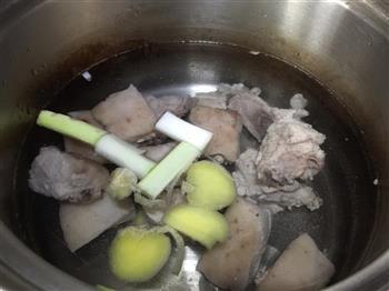 枸杞竹荪排骨汤的做法步骤3