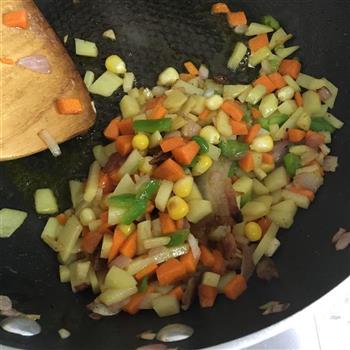 香肠土豆焖饭-焖出来的一整锅营养的做法步骤2