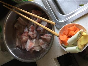 小白菜排骨汤-吃吃肉，喝喝汤的做法图解1