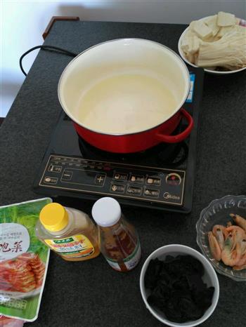 冬日暖身菜-辣白菜芝士年糕火锅的做法步骤2