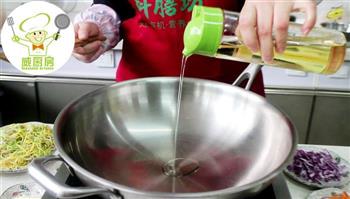 三丝素炒面，一碗用蔬菜汁做成的营养面-威厨艺的做法步骤2