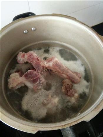 高压锅版猪筒骨海带汤的做法步骤3