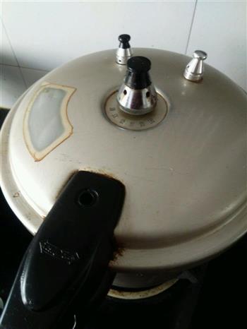 高压锅版猪筒骨海带汤的做法步骤6