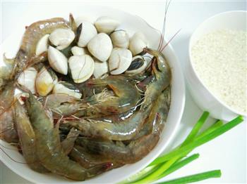 蛤蜊明虾粥的做法步骤1