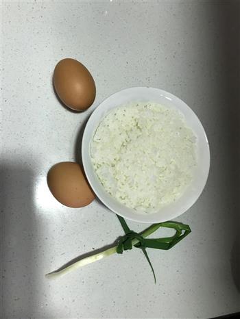 广式香肠黄金蛋炒饭的做法步骤1