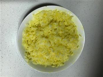 广式香肠黄金蛋炒饭的做法步骤2