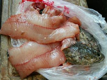 一条鱼的绝佳吃法-鱼头豆腐汤和滑鱼片的做法步骤2