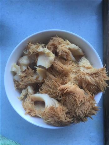 猴头菇炖鸡汤的做法图解1