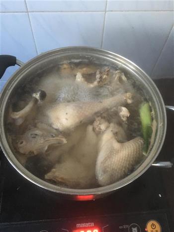 猴头菇炖鸡汤的做法步骤2