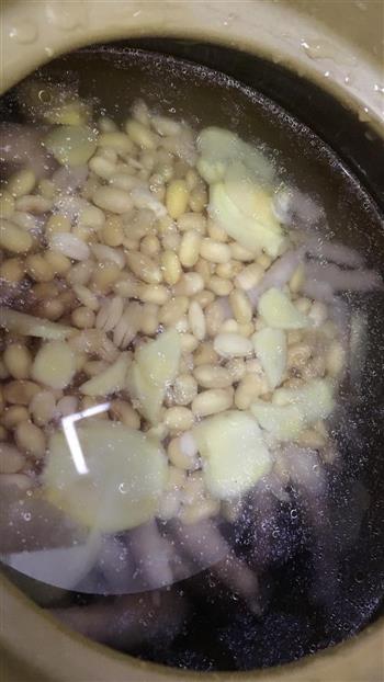 黄豆鸡脚汤的做法步骤1