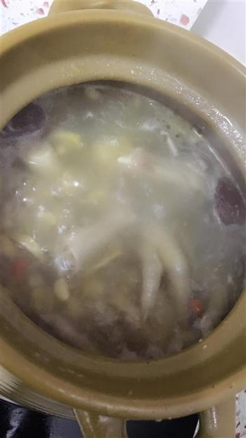 黄豆鸡脚汤的做法图解3