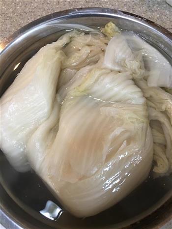 治愈系的经典东北酸菜白肉锅的做法步骤1